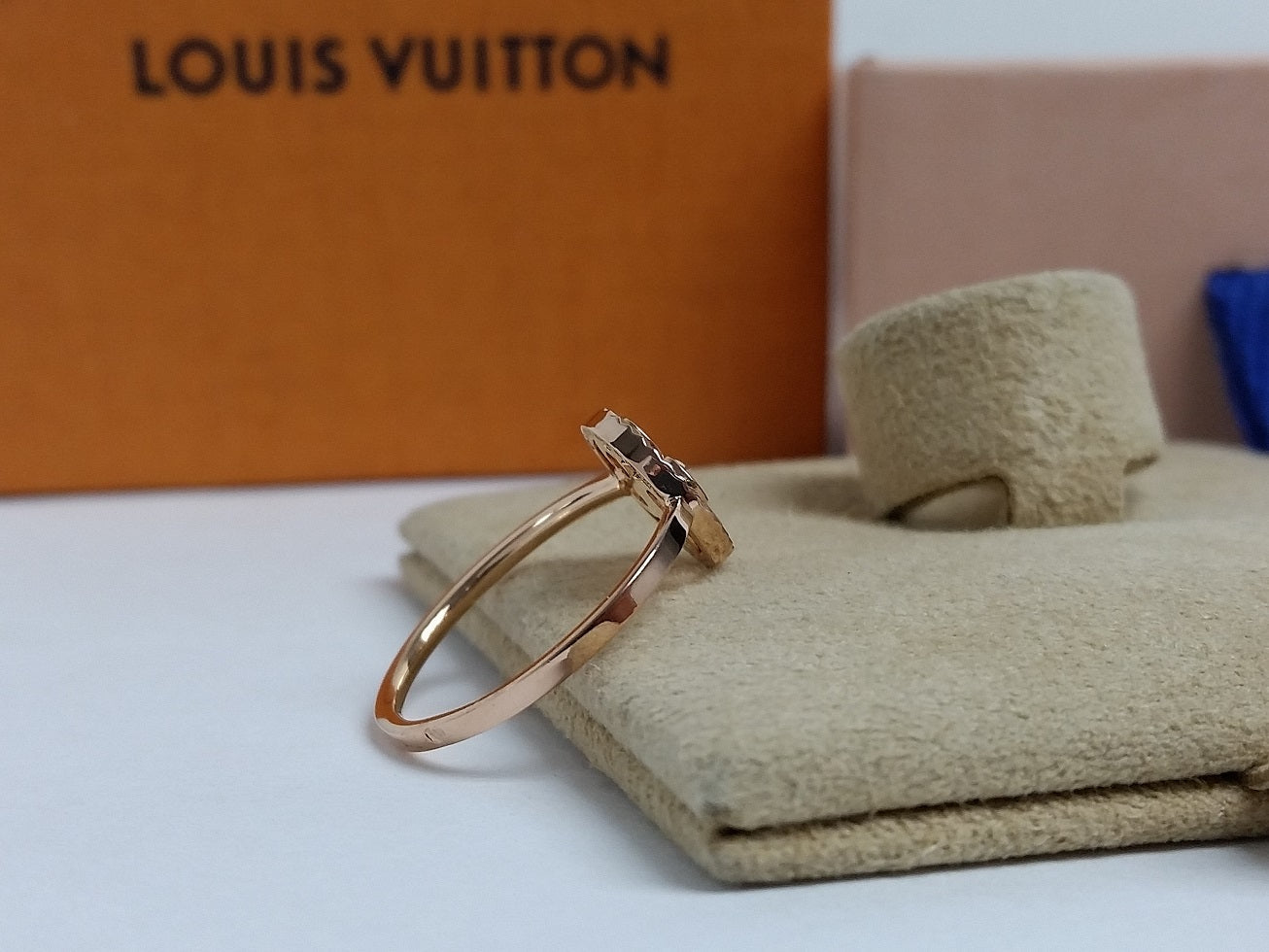 LOUIS VUITTON 18kt Pink/Rose 750 Gold Diamond Blossom Monogram Floral BB Ring Q9H38H