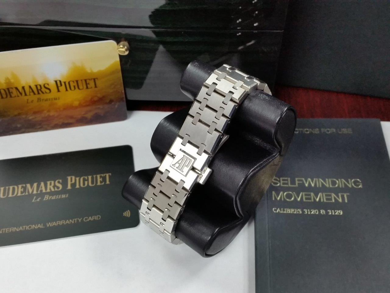 Audemars Piguet Royal Oak 15400ST.OO.1220ST.02 Selfwinding 41mm Silver Dial New 2018 Full Set