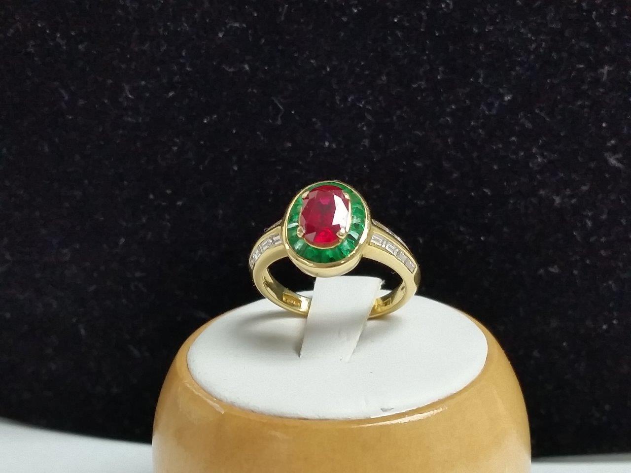 Ladies 18k Yellow Gold Ring w/ Diamonds-Emeralds Natural Oval Ruby