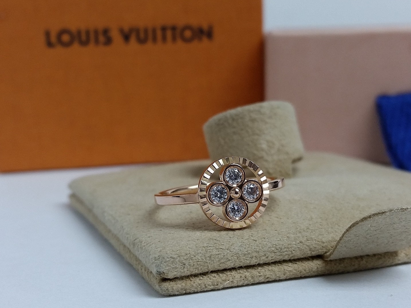 LOUIS VUITTON 18kt Pink/Rose 750 Gold Diamond Blossom Monogram Floral BB Ring Q9H38H