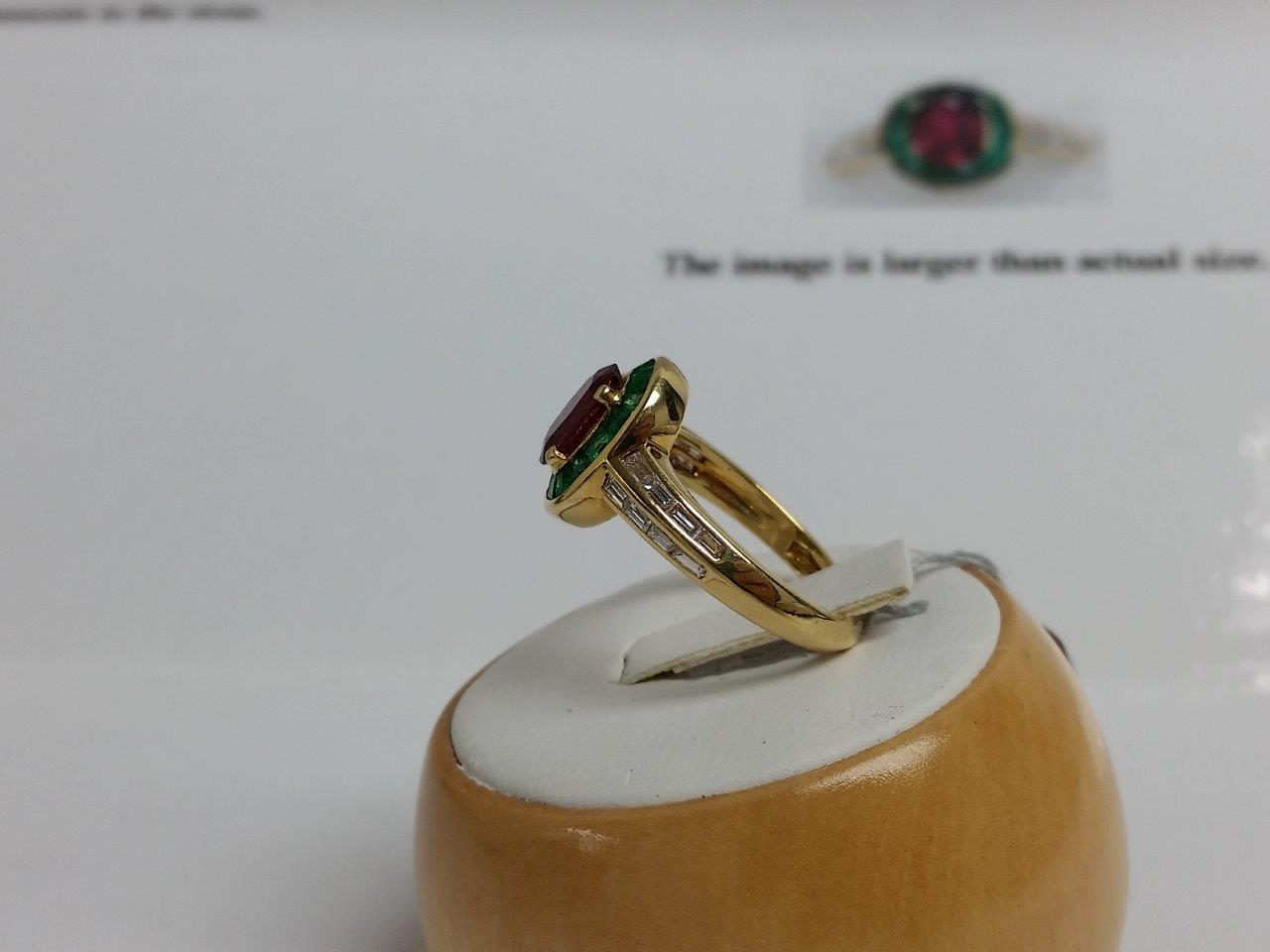 Ladies 18k Yellow Gold Ring w/ Diamonds-Emeralds Natural Oval Ruby